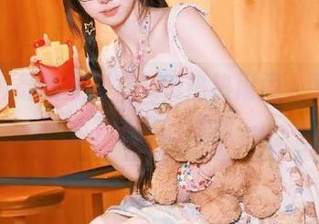 最新黑料在17c热热闹闹，又让我产生了奇怪的联想……