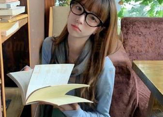 在51.com首页边吃瓜，边感慨；这日子怎么会这么无聊呢？