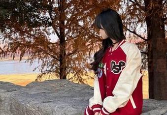 发布了一条消息，zztt11瞬间变成了‘吃瓜村’，我脸上的瓜不好意思！