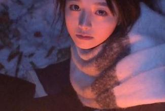 躲在屏幕后面，线上看“吃瓜网址”视频，心中默念：勇敢追剧！